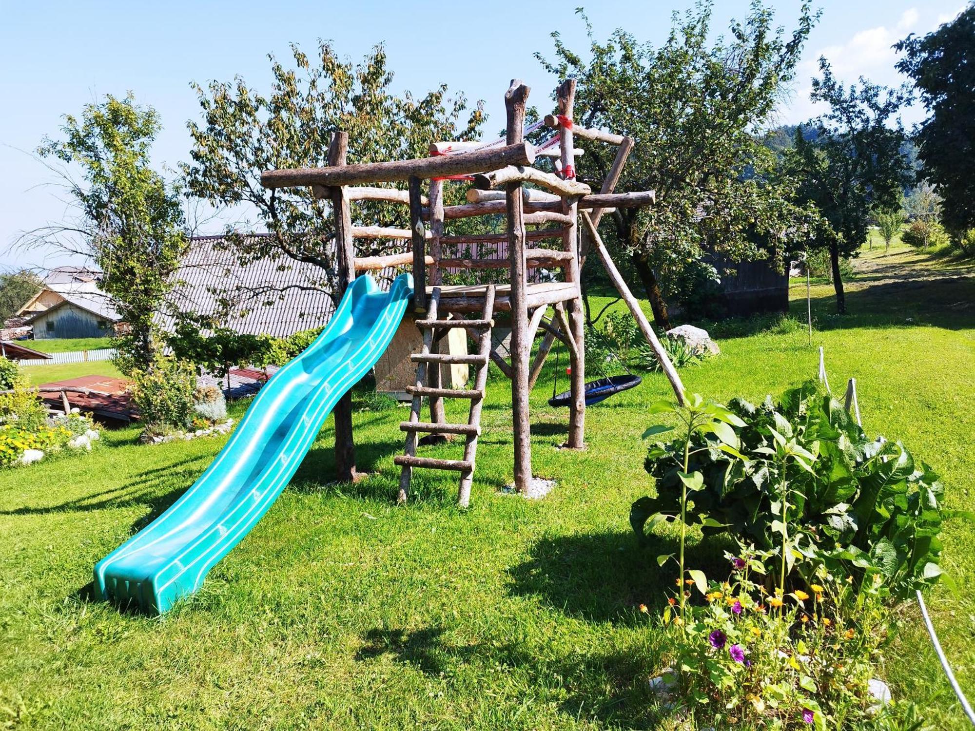 Riverdance With Mountain View, Garden And Private Parking Apartman